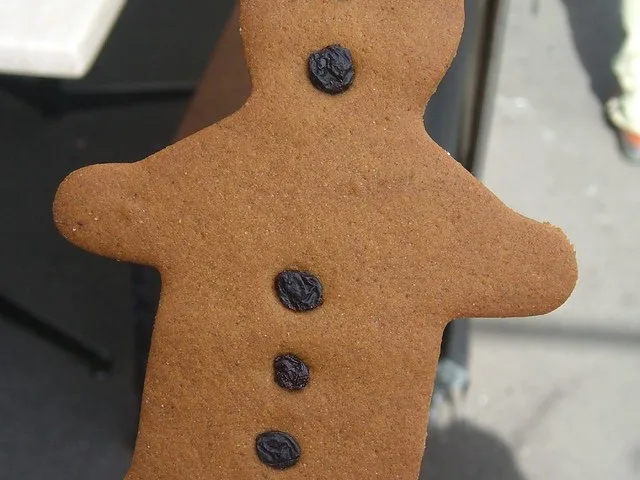 Kézzel készített mézeskalács figura mazsola-díszítéssel, közelről